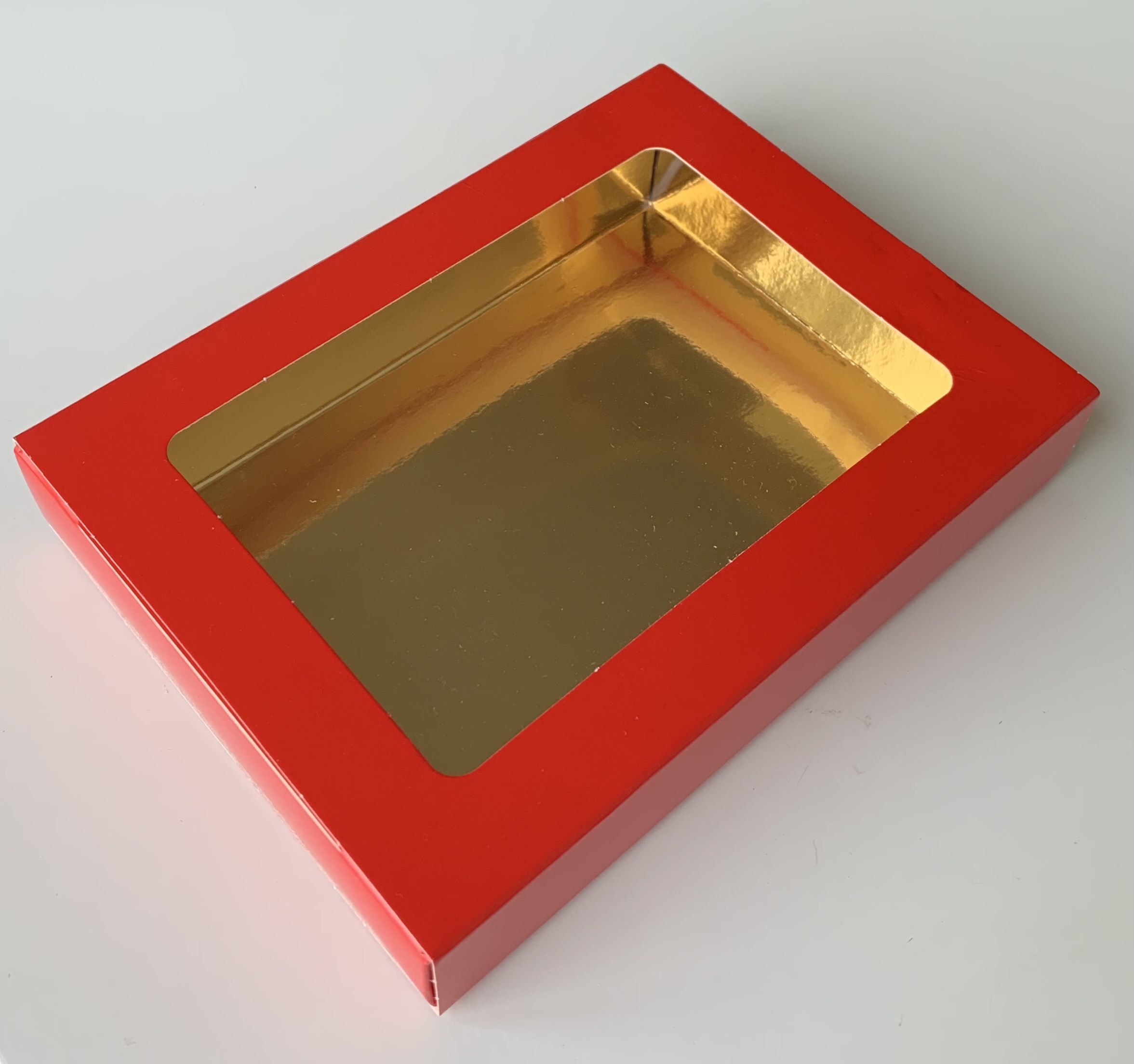 Saldainių dėžutė RED 15×11 cm, H2,5 cm raudonos sp.